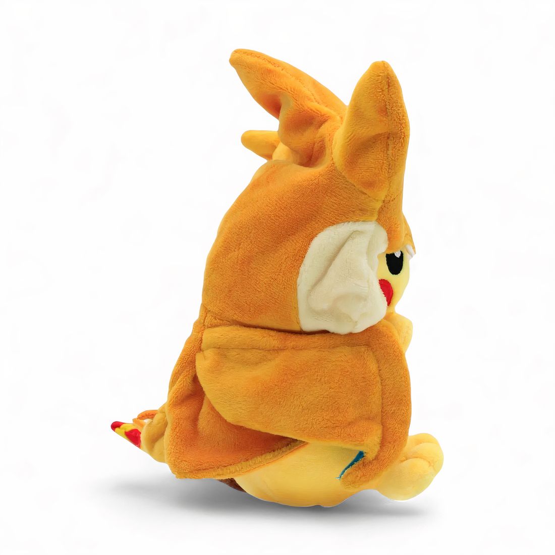 Gosedjur Pokémon Pikachu utklädd till Charizard