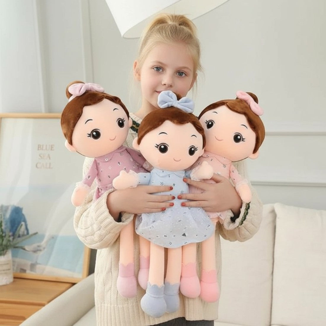 Gosedjur docka liten flicka i klänning