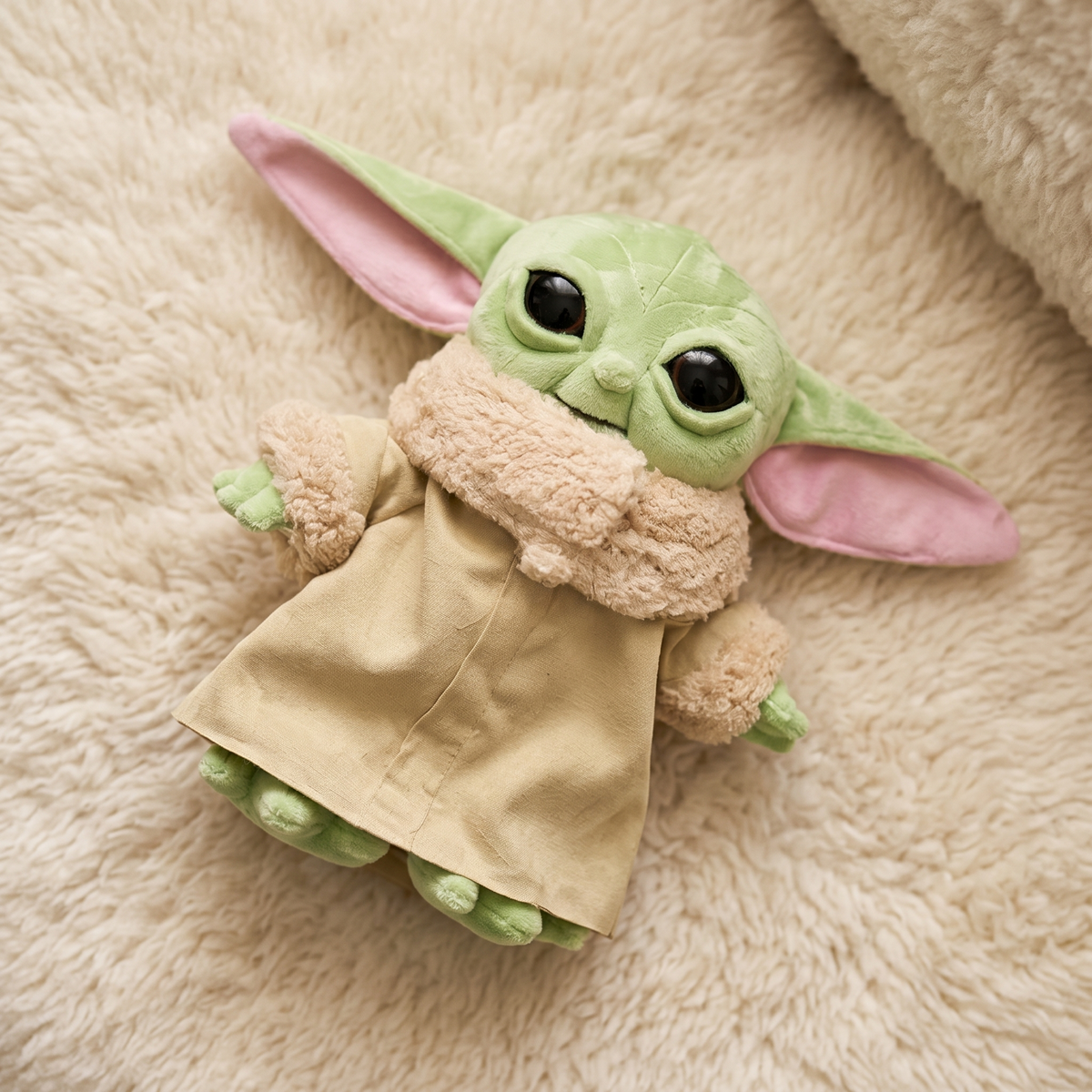 Gosedjur Baby Yoda 20 cm med beige mantel