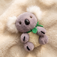 Gosedjur koala grå och vit med eukalyptusblad