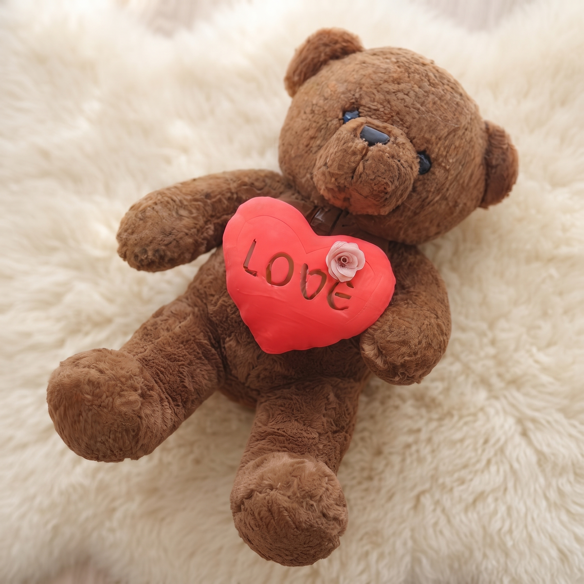 Gosedjur nallebjörn alla hjärtans dag med Love-hjärta brun