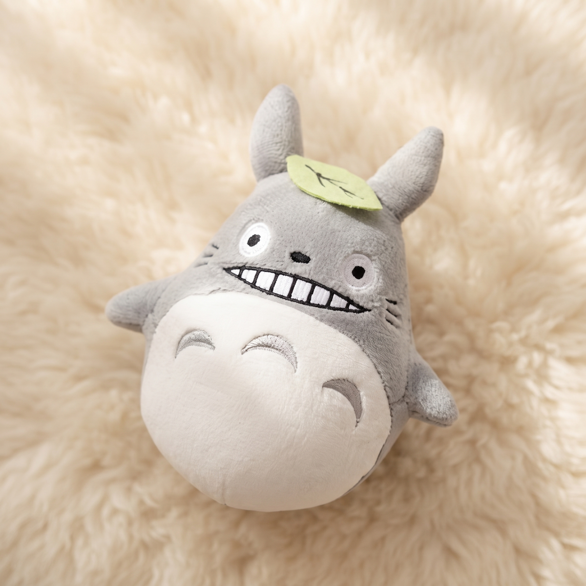 Gosedjur Totoro med grönt blad